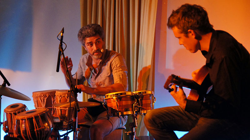 K. Madadi (Persien) und K. Hatton (Australien) verbinden Jazz und Ethno, African- und Latin-Styles, persische Traditionals mit Electro
