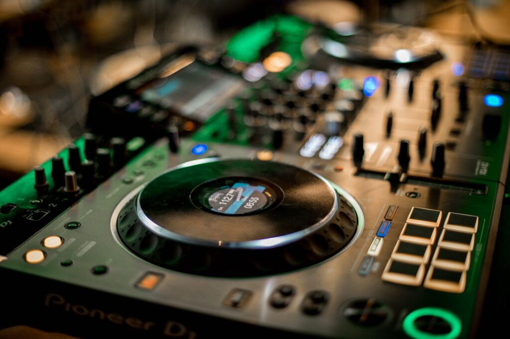 Netzwerk Selective focus of glowing music controller for music mixing and turntables on console